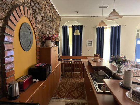 The -300 -A Centrally Located Heritage Home Спарти Екстериор снимка